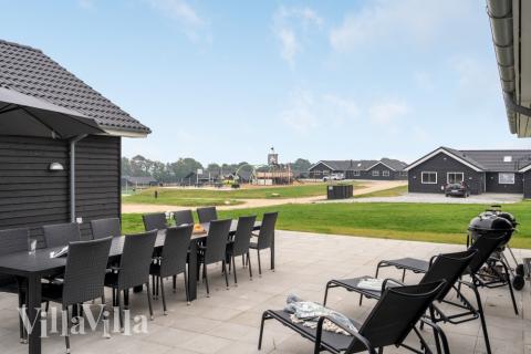 Lyxstuga nr 526 har en härlig terrass med sköna trädgårdsmöbler för 20 personer.