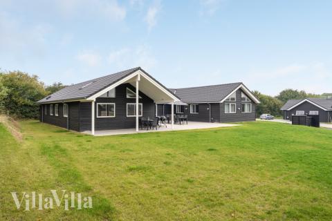 Den praktfulla poolstugan nr 526 med plats för 20 personer ligger i Sydjylland
