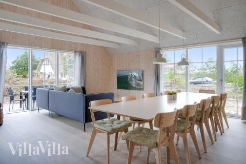 I soffhörnan i lyxstuga 518 i Vestjylland kan ni spela brädspel eller titta på film tillsammans.