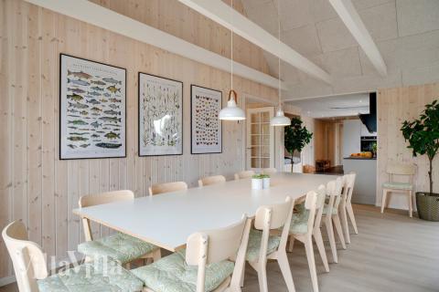 Vardagsrummet i lyxstuga nr. 518 har plats för 14 personer.