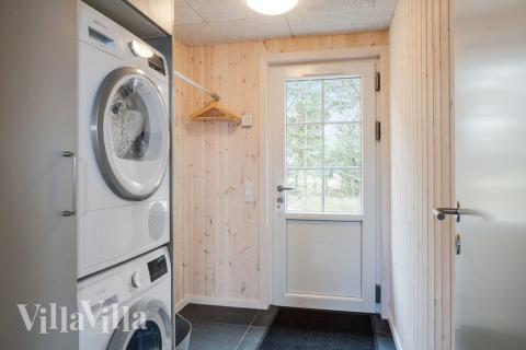 Den rymliga entrén i lyxstuga nr 518 i Vestjylland