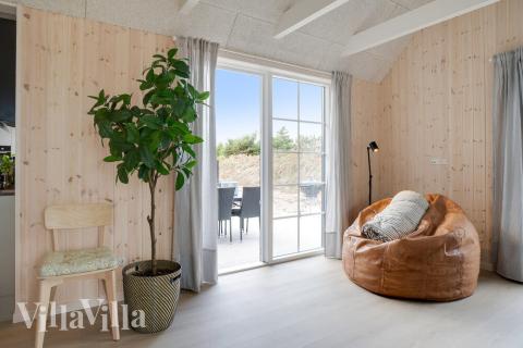 Det stora ljusa vardagsrummet i lyxstuga nr 518 för 14.