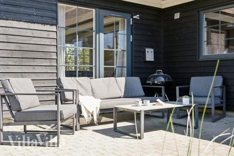 Njut av en grillkväll på terrassen i lyxstuga nr 518 i Vestjylland