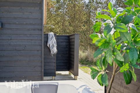 På terrassen i sommarhus nr 518 finns det plats för upp till 14 gäster.