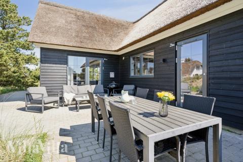 Lyxstuga nr 518 har en härlig terrass med sköna trädgårdsmöbler för 14 personer.