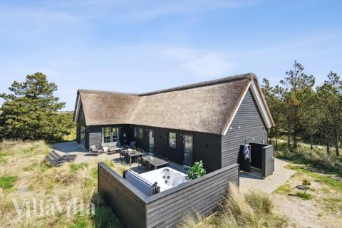 Den behagliga spastugan nr 518 med plats för 14 personer ligger i Vestjylland