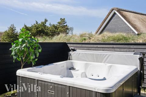 Njut av spabadets värme i lyxstuga nr 518 i Vestjylland