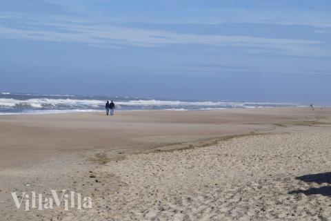 Den vackra stranden i närheten av lyxhus 528 vid Vestjylland.