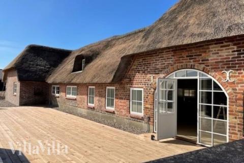 Den tjusiga sommarstugan nr 528 med gott om plats för upp till 28 personer