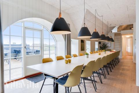 Det stora ljusa vardagsrummet i lyxstuga nr 528 för 28.