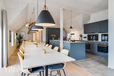 Ni kan sitta 28 personer tillsammans i vardagsrummet när ni besöker lyxhus nr 528 i Vestjylland.