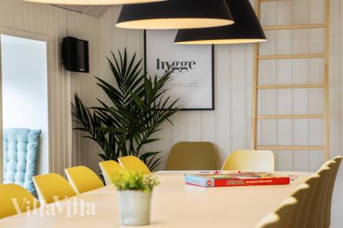 Vardagsrummet i lyxstuga nr. 528 har plats för 28 personer.