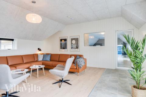 I soffhörnan i lyxstuga 528 i Vestjylland kan ni spela brädspel eller titta på film tillsammans.