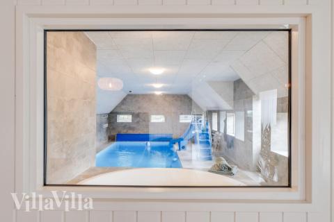 Sommarstuga 528 är inredd med en smakfull poolavdelning som har vattenrutschbana, ett stort inbyggt spapad och bastu