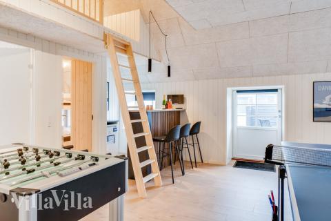 Aktivitetsrum i lyxstuga nr 528 med 10 sovrum och plats för 28 personer.