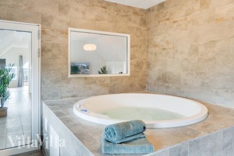 Njut av spabadets värme i lyxstuga nr 528 i Vestjylland