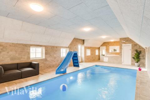 Den härliga poolen i lyxstuga nr 528 för 28 personer