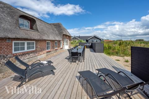 Njut av en grillkväll på terrassen i lyxstuga nr 528 i Vestjylland