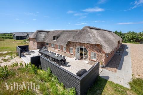 Den praktfulla poolstugan nr 528 med plats för 28 personer ligger i Vestjylland