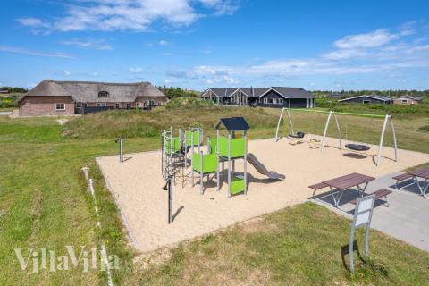 Till den trevliga sommarstugan nr 528 i Vestjylland erbjuds en mängd utomhusaktiviteter, t.ex. lektorn och gungor