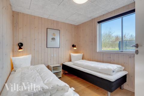 Ett av de 7 utmärkta sovrummen i lyxstuga nr 488 i Sydjylland.