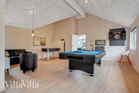 Lyxstuga 488 för 18 personer har ett stort aktivitetsrum med bl.a. biljard och dart