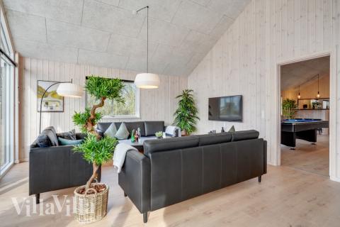 I soffhörnan i lyxstuga 488 i Sydjylland kan ni spela brädspel eller titta på film tillsammans.