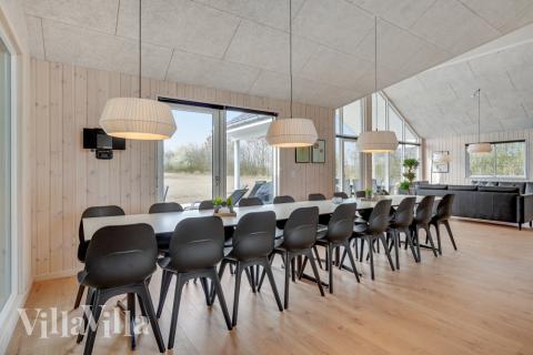 Vardagsrummet i lyxstuga nr. 488 har plats för 18 personer.