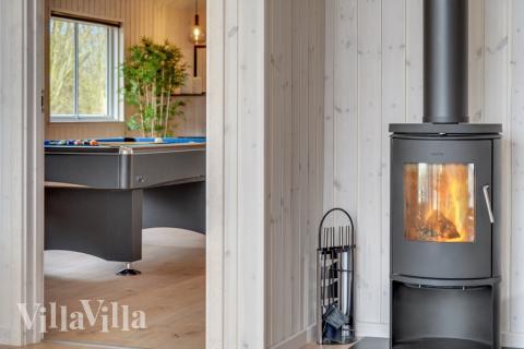 Det stora ljusa vardagsrummet i lyxstuga nr 488 för 18.