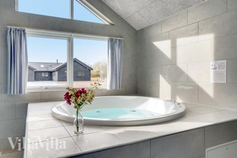 Njut av spabadets värme i lyxstuga nr 488 i Sydjylland