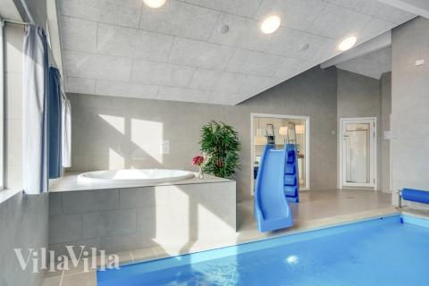 Sommarstuga 488 är inredd med en smakfull poolavdelning som har vattenrutschbana, ett stort inbyggt spapad och bastu