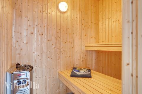 Njut av bastuvärmen i lyxstuga nr 488 för 18 personer
