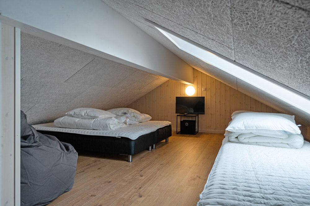 Några av de 18 sovplatserna finns på loftet i lyxstuga nr 520