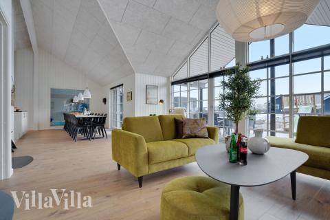 I soffhörnan i lyxstuga 520 i Sydjylland kan ni spela brädspel eller titta på film tillsammans.