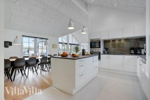 Köket i lyxstuga nr 520 är utrustat så att ni kan laga mat till 18 personer.