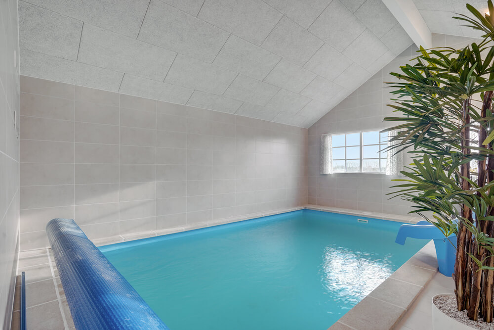 Den härliga poolen i lyxstuga nr 520 för 18 personer