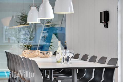 Det stora ljusa vardagsrummet i lyxstuga nr 520 för 18.