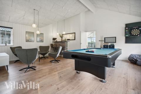 Lyxstuga 520 för 18 personer har ett stort aktivitetsrum med bl.a. biljard och dart