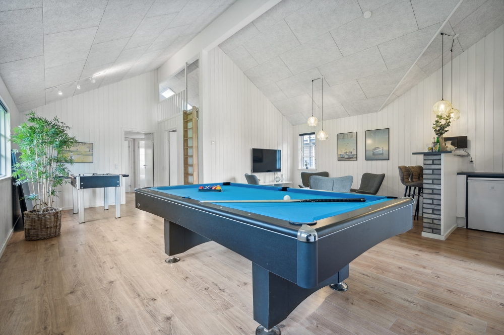 Förutom de många timmar som du kan tillbringa i stugans poolavdelning erbjuder lyxstuga 520 även biljard, bordtennis och dart