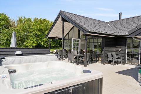 Njut av spabadets värme i lyxstuga nr 520 i Sydjylland