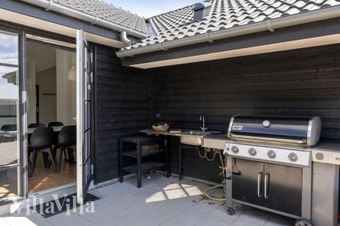 Njut av en grillkväll på terrassen i lyxstuga nr 520 i Sydjylland