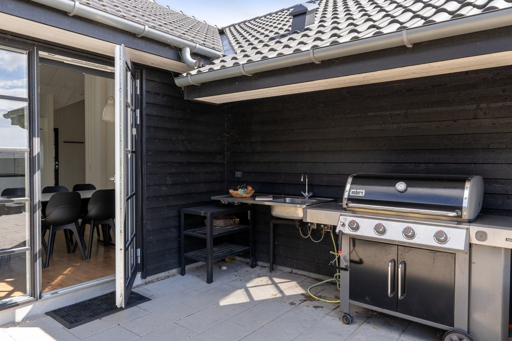 Njut av en grillkväll på terrassen i lyxstuga nr 520 i Sydjylland