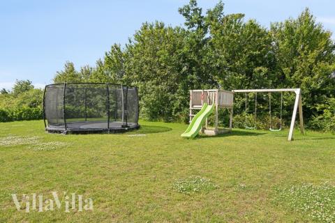 Till den trevliga sommarstugan nr 520 i Sydjylland erbjuds en mängd utomhusaktiviteter, t.ex. lektorn och gungor