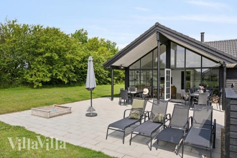 Stor terrass i lyxstuga nr 520 i Sydjylland.