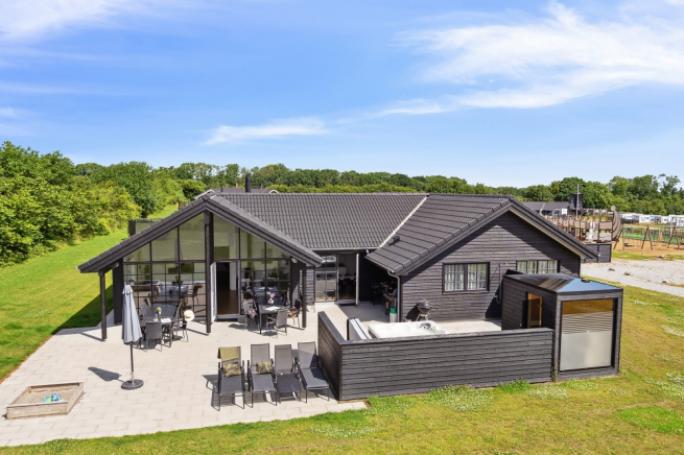 Den praktfulla poolstugan nr 520 med plats för 18 personer ligger i Sydjylland