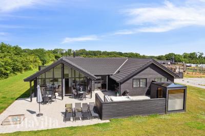 Den praktfulla poolstugan nr 520 med plats för 18 personer ligger i Sydjylland