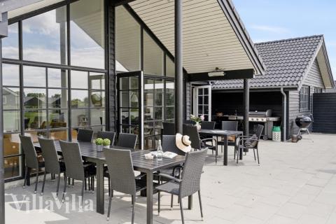 På terrassen i sommarhus nr 520 finns det plats för upp till 18 gäster.