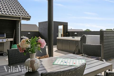 Lyxstuga nr 520 har en härlig terrass med sköna trädgårdsmöbler för 18 personer.