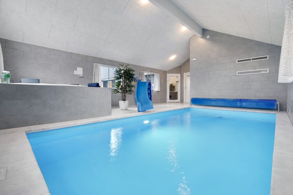 Sommarstuga 532 är inredd med en smakfull poolavdelning som har vattenrutschbana, ett stort inbyggt spapad och bastu