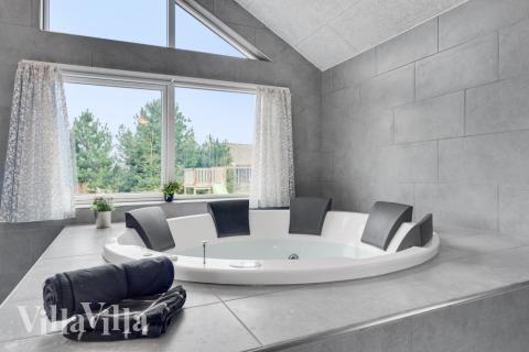 Njut av spabadets värme i lyxstuga nr 532 i Lolland/Falster/Møn